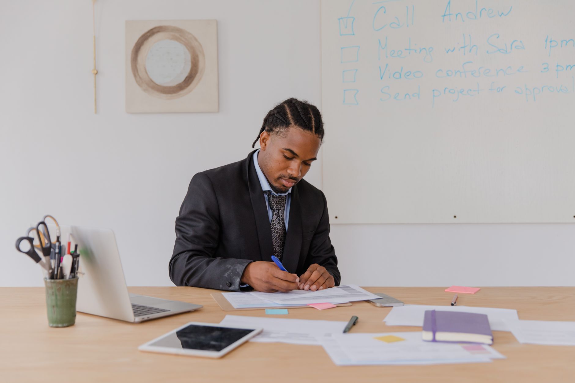 Professionnel relisant des documents à son bureau avec attention.